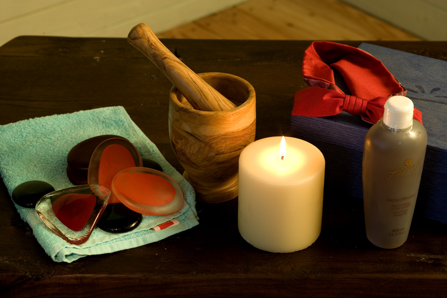 Pietre calde, candela e oli per i massaggi