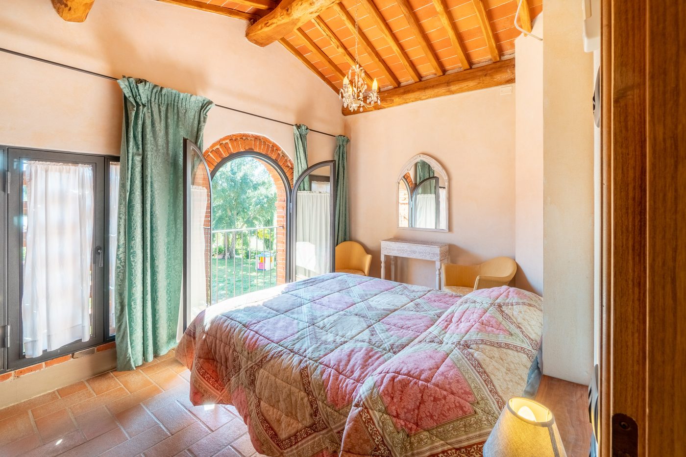Camera da letto con travi a vista