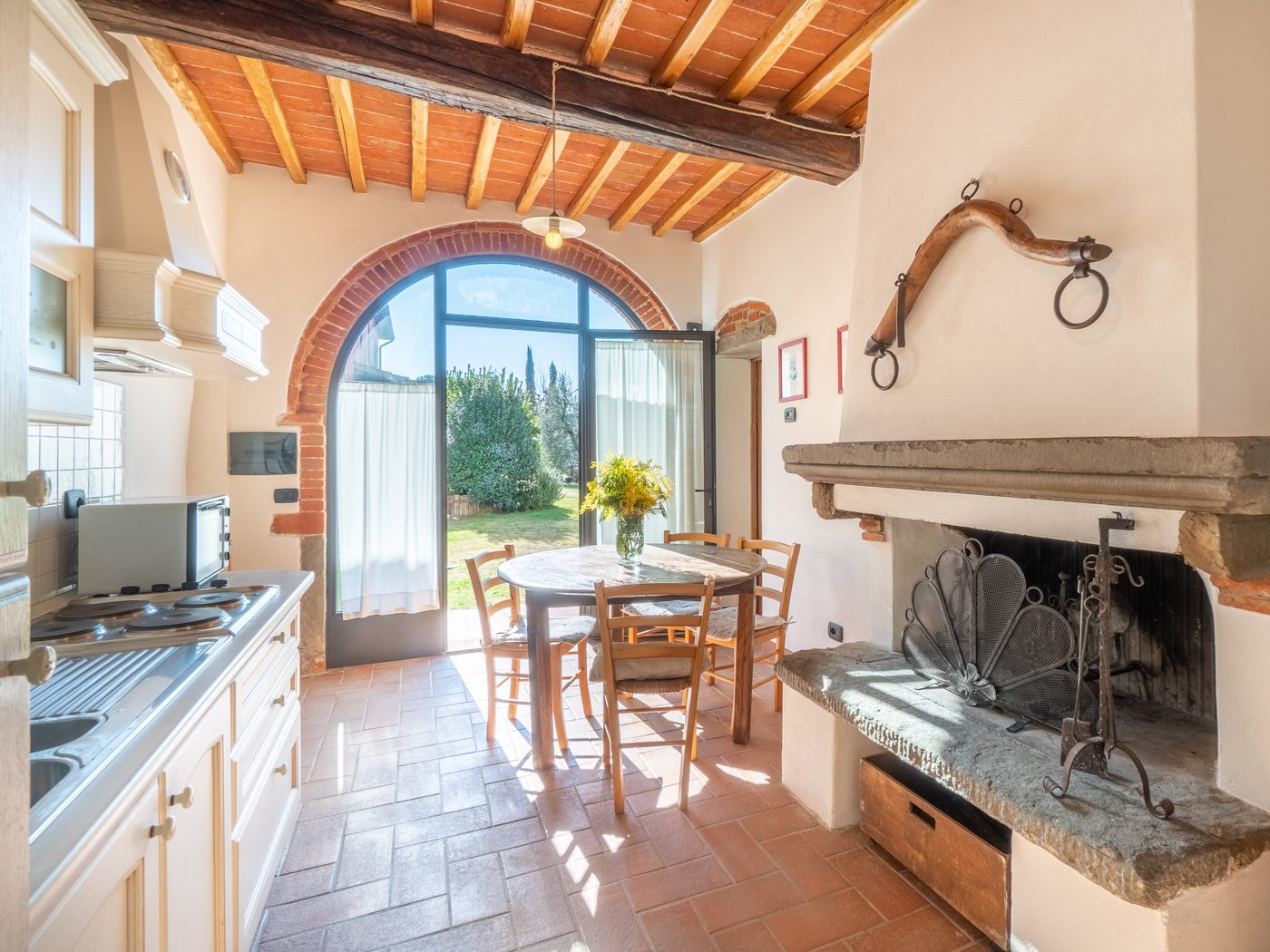 Cucina con camino in pietra