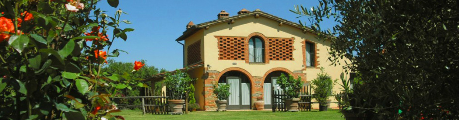 Podere Luisa visto dall'esterno, tra le colline
