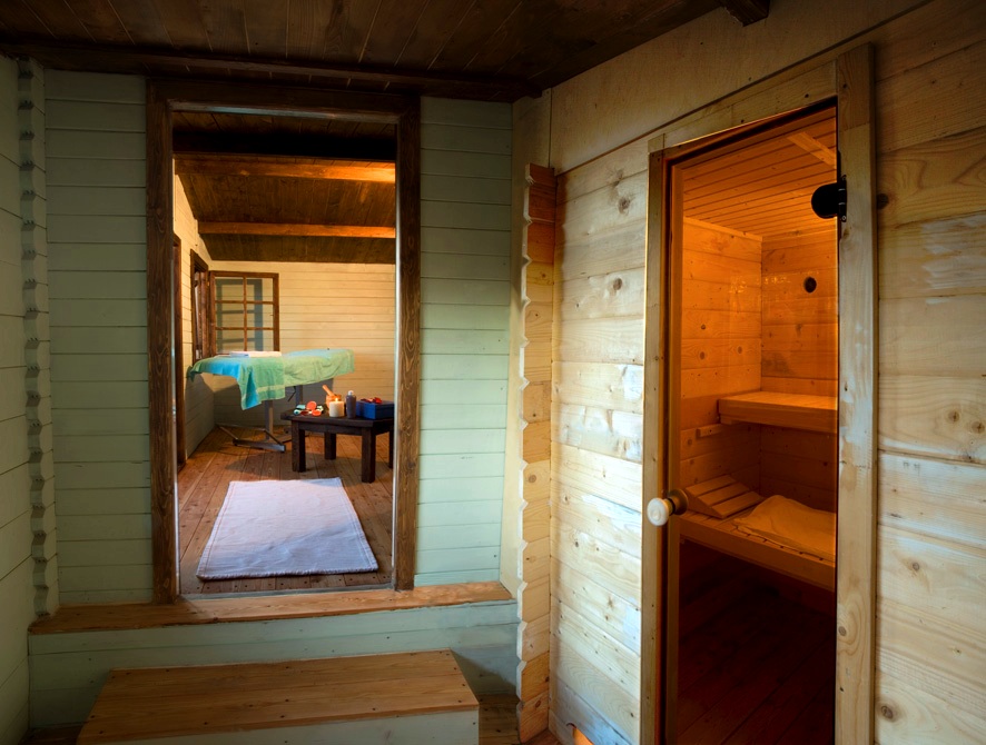La sauna e la stanza dei massaggi dell'area benessere