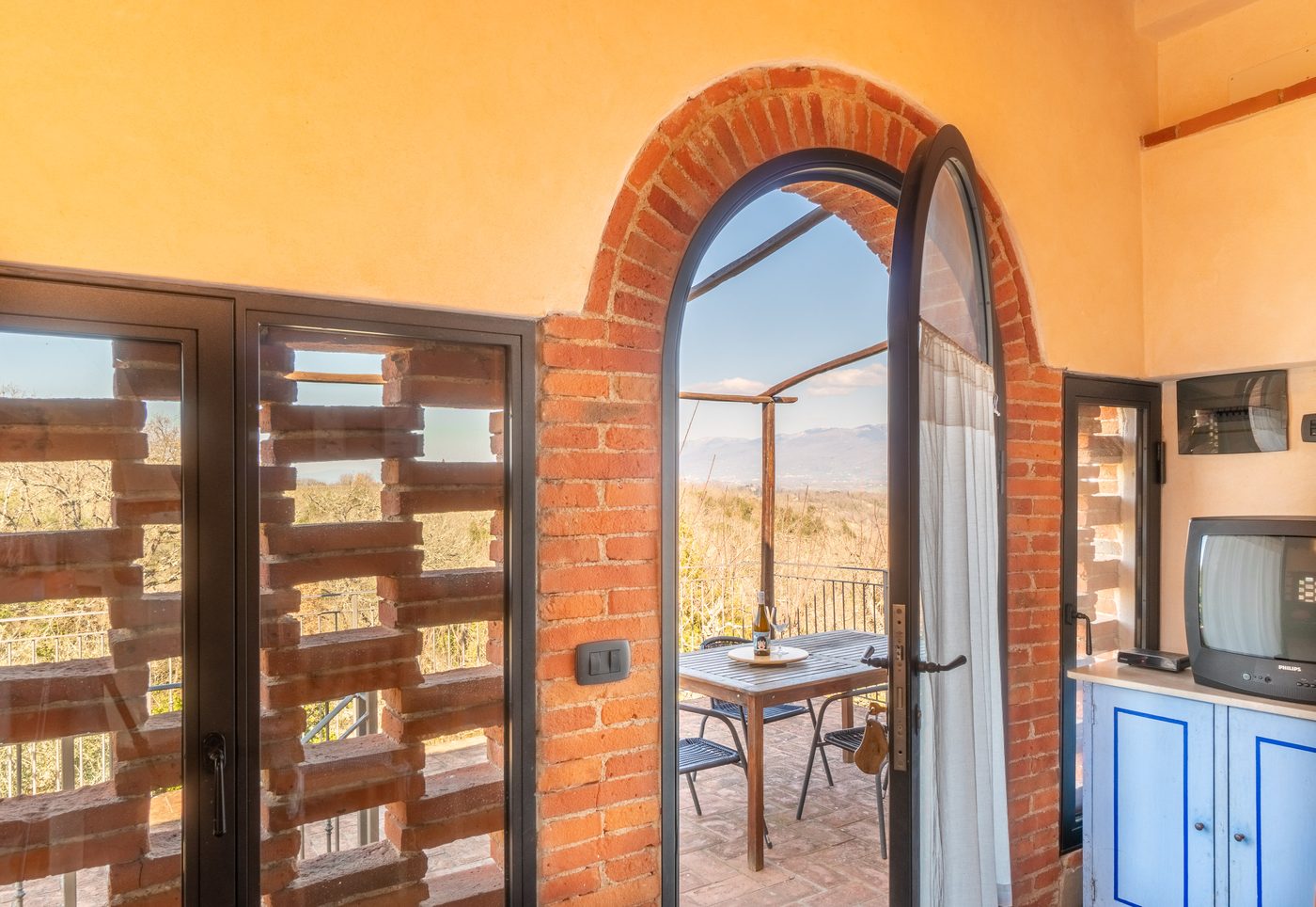 Ingresso ad arco affacciato sulle colline del Valdarno
